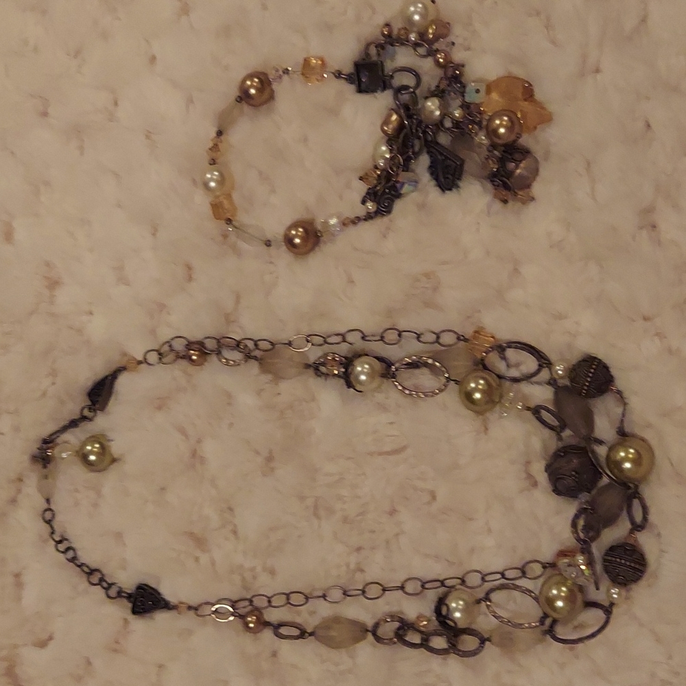 Beautiful Tres Jolie Neclace with matching bracelet.